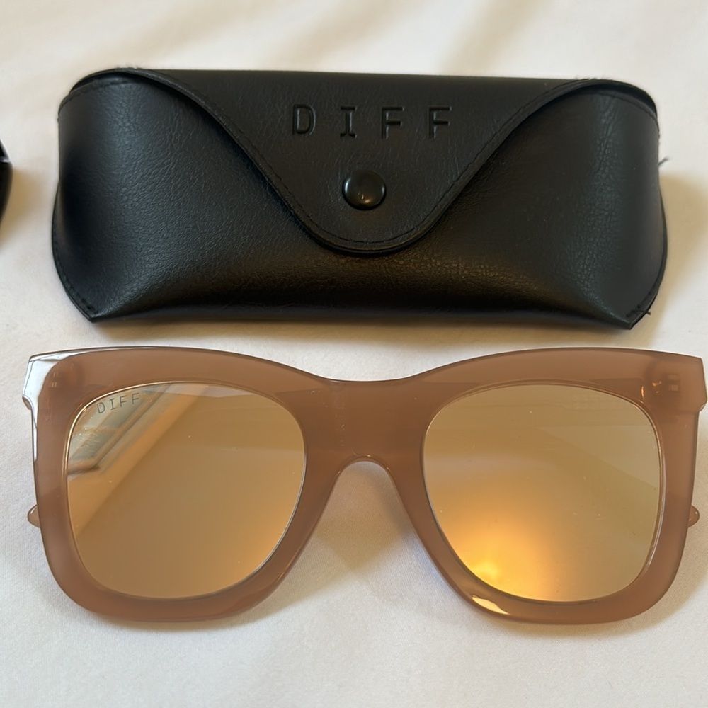 Diff 2 For 1 Oversized Sunglasses! Black And Cream - image 2